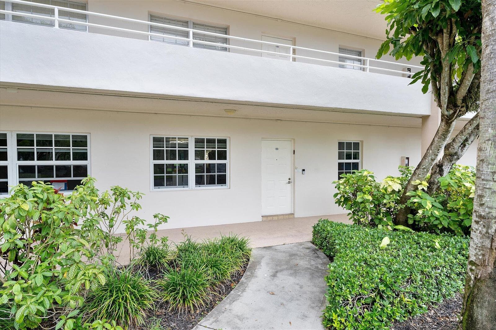 3900 Oaks Clubhouse Drive # 110, Pompano Beach FL 33069 photo 4