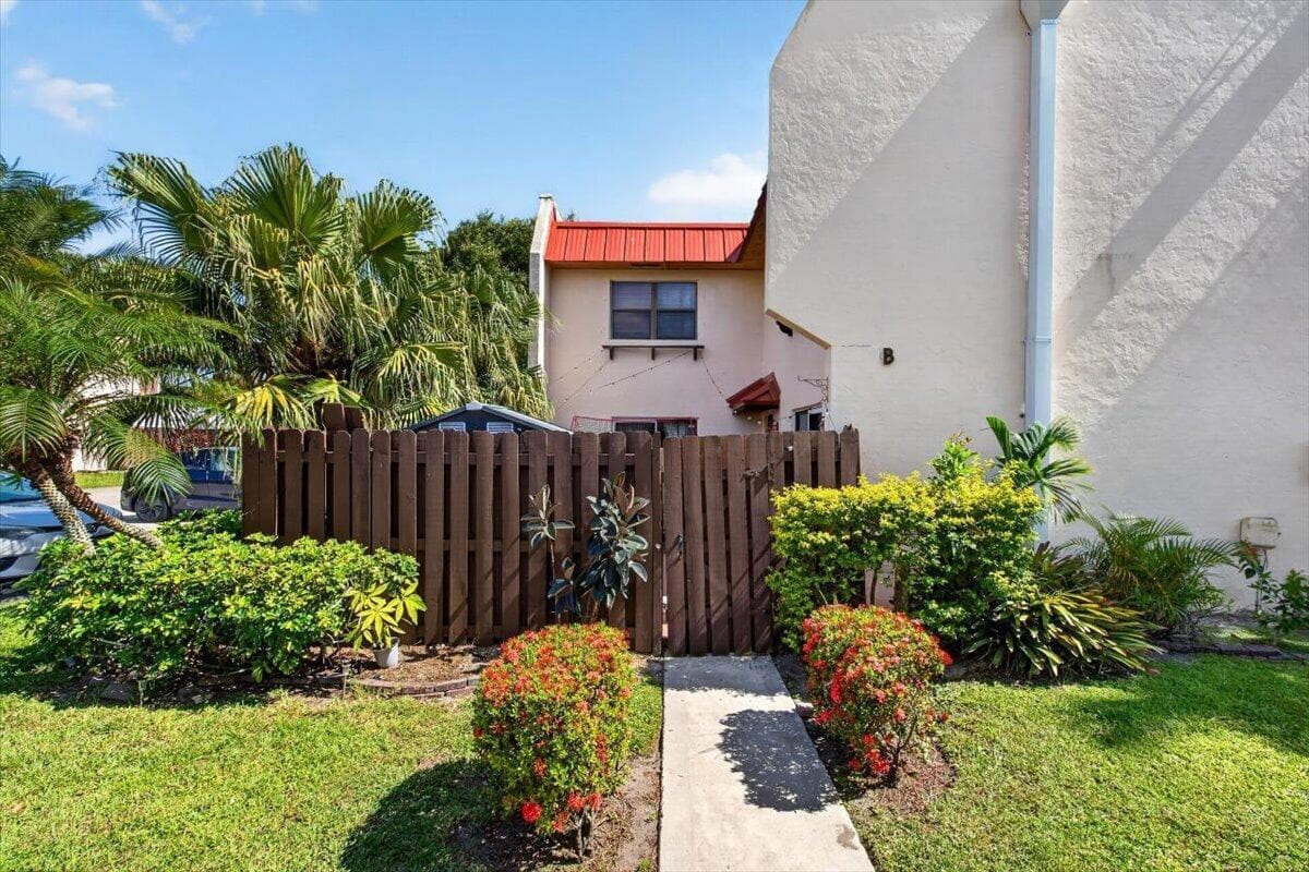 6351 Seven Springs Boulevard # B, FL 33463 photo 2