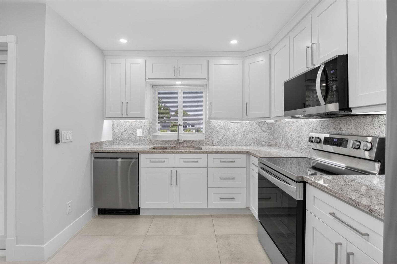 6049 Vía Diana, Delray Beach FL 33484 photo 2