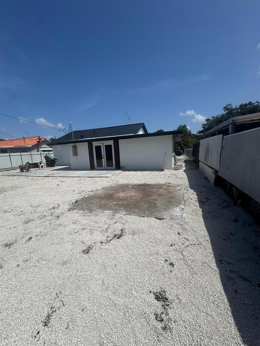 841 NE 4th Pl, Hialeah FL 33010 photo 2