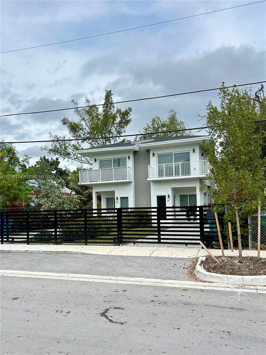 37 NW 70th St, Miami FL 33150 photo 2