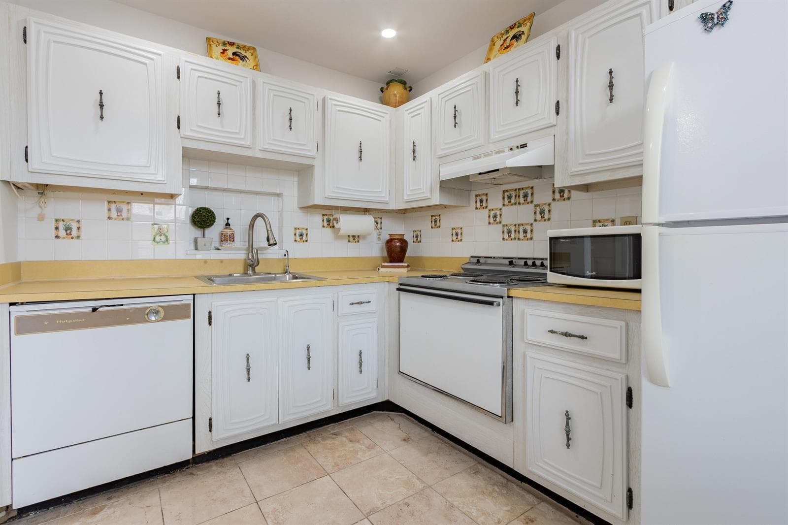 2811 Somerset Drive # 412, Lauderdale Lakes FL 33311 photo 2