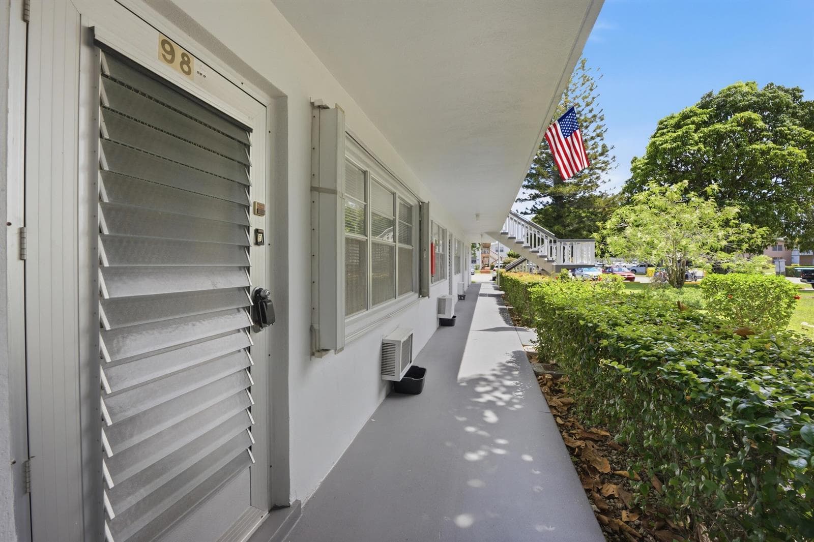 98 E Cambridge E, West Palm Beach FL 33417 photo 4