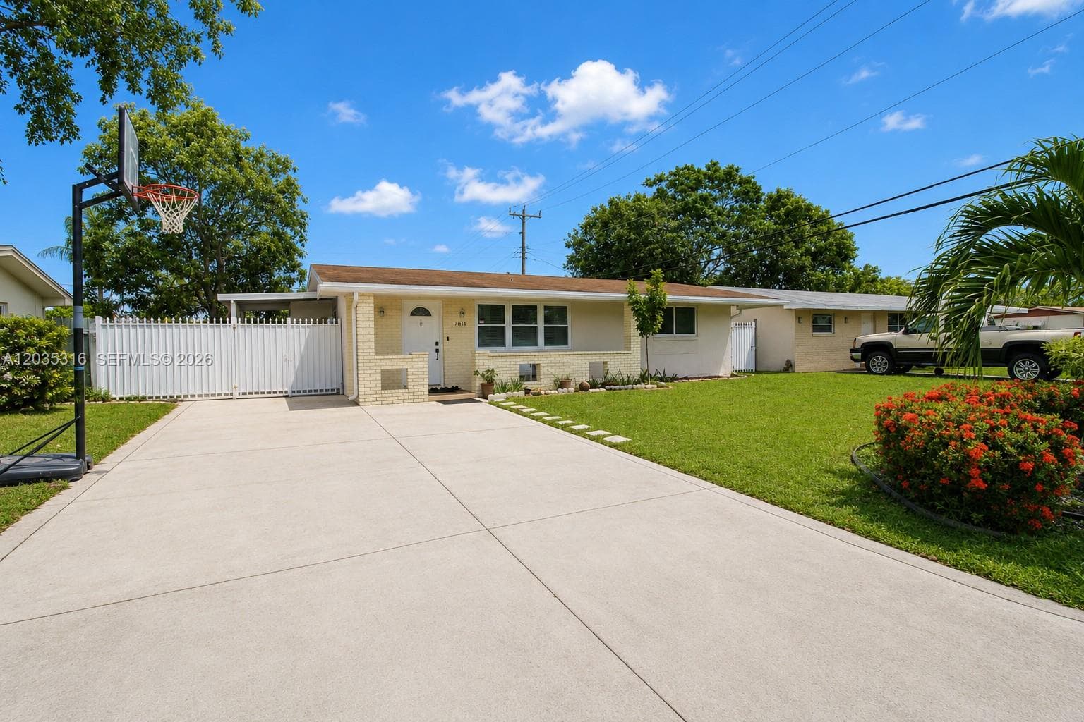 7611 NW 15th Ct, Pembroke Pines FL 33024 photo 2