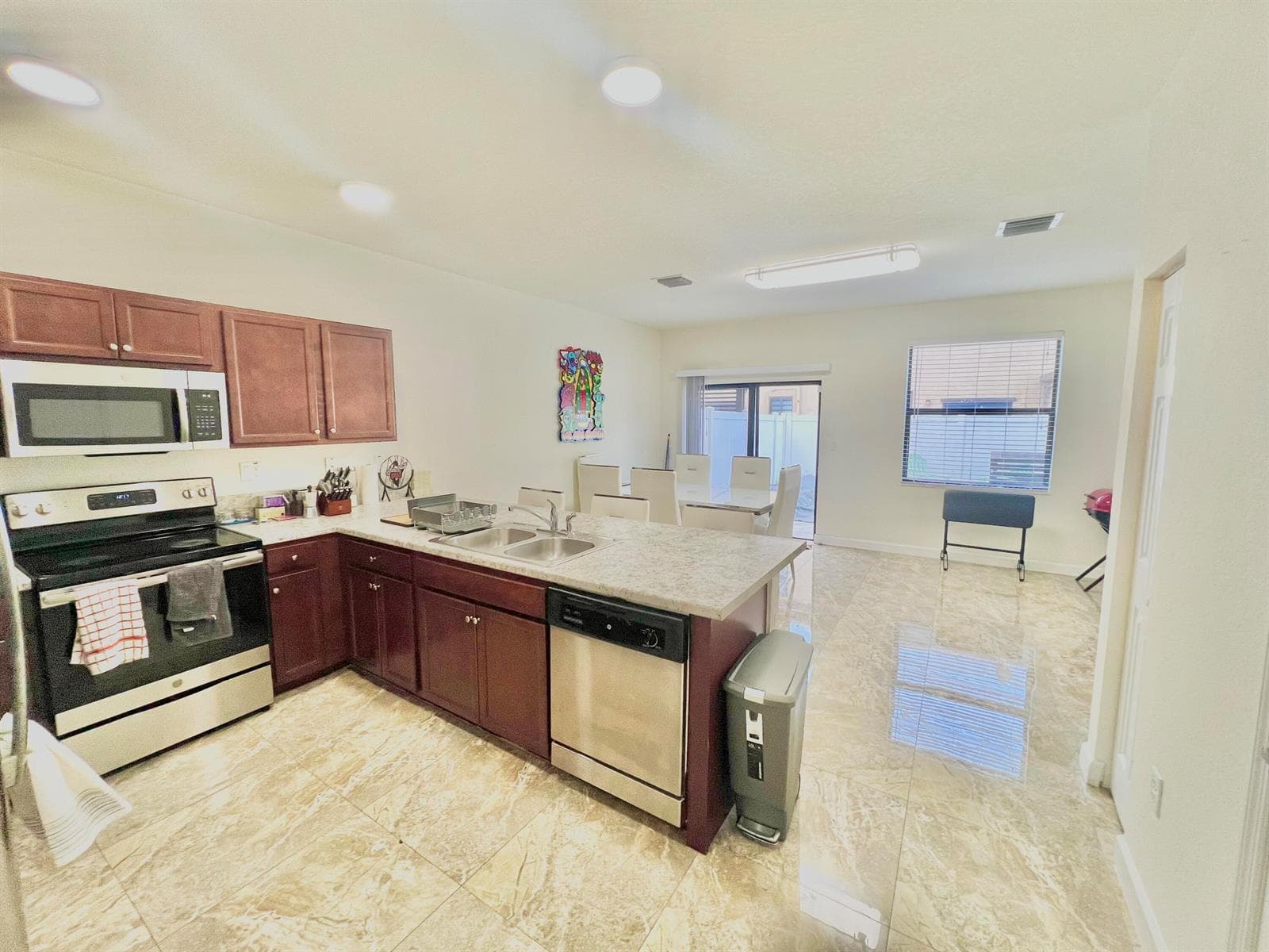 10490 W 33rd Way, Hialeah FL 33018 photo 2