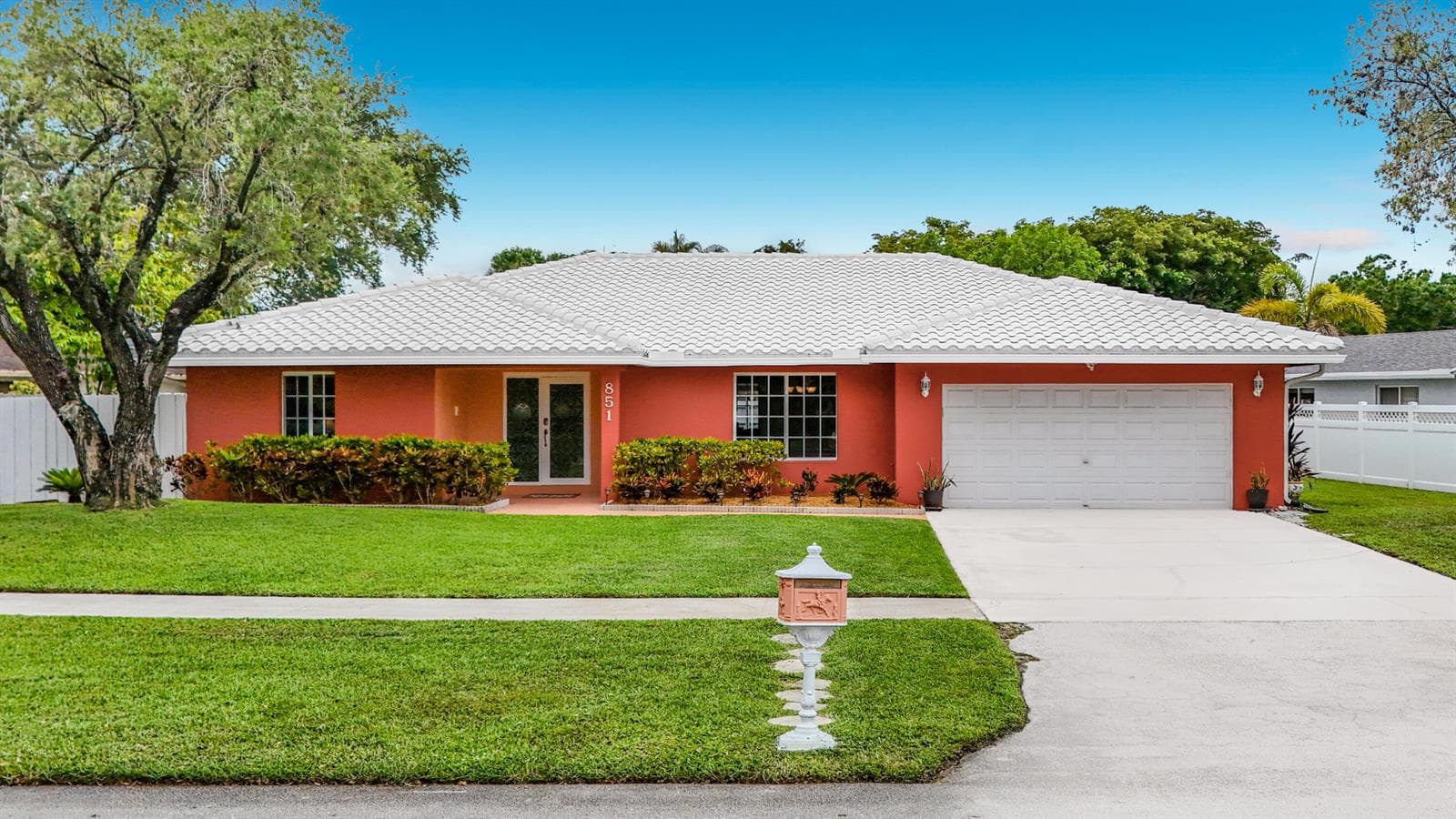 851 E Plantation Circle, Plantation FL 33324 photo 2