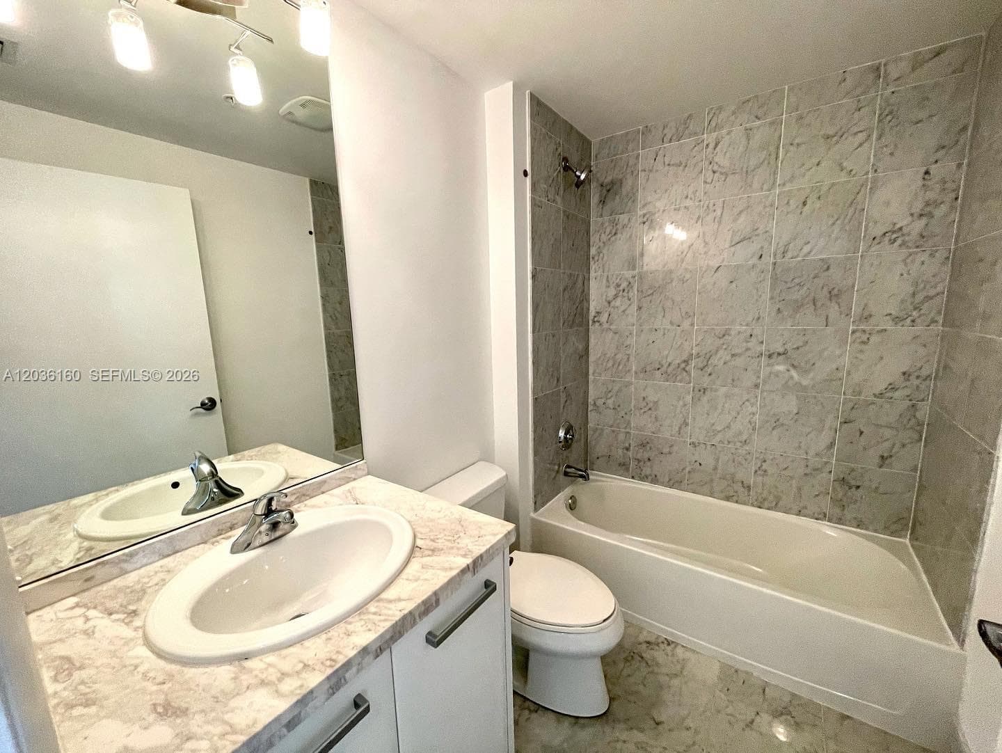 253 NE 2nd St # 2108, Miami FL 33132 photo 4