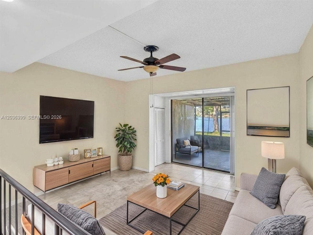 8902 Palm Tree Ln # 8902, Pembroke Pines FL 33024 photo 2