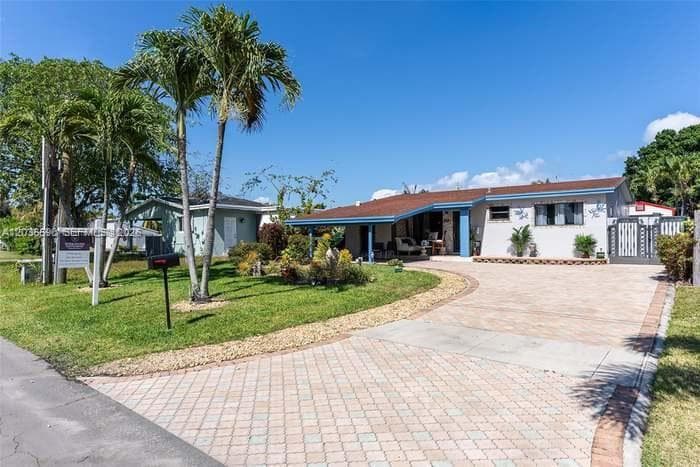 707 SW 3rd Ave, Hallandale Beach FL 33009 photo 2