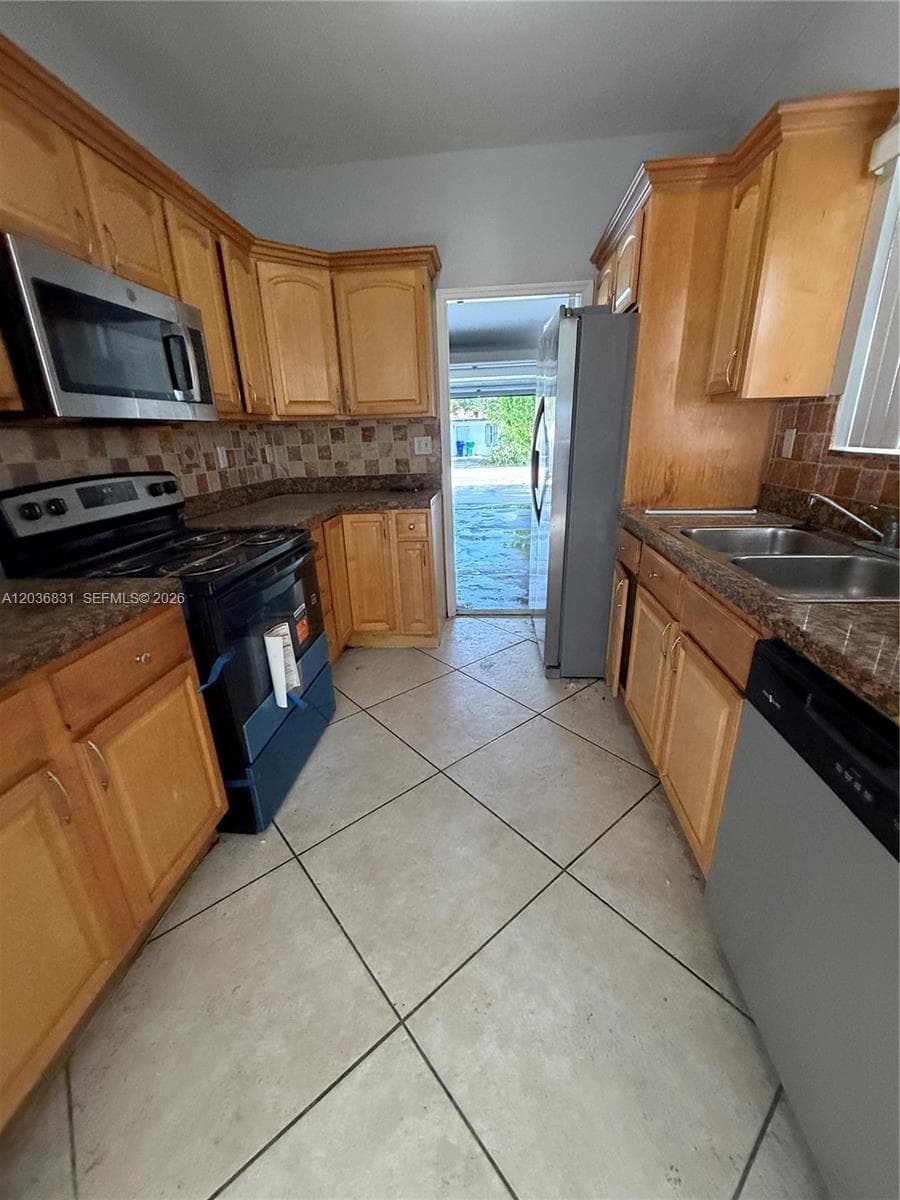 2988 NW 7TH CT, Fort Lauderdale FL 33311 photo 2