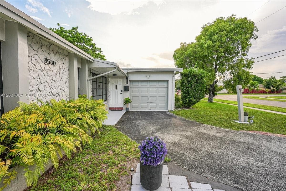 8580 NW 20th Ct, Sunrise FL 33322 photo 2