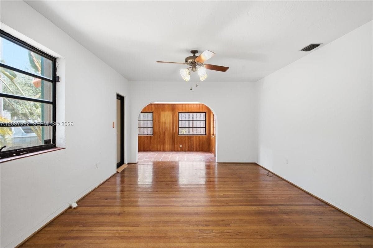2550 Trapp Ave, Miami FL 33133 photo 3