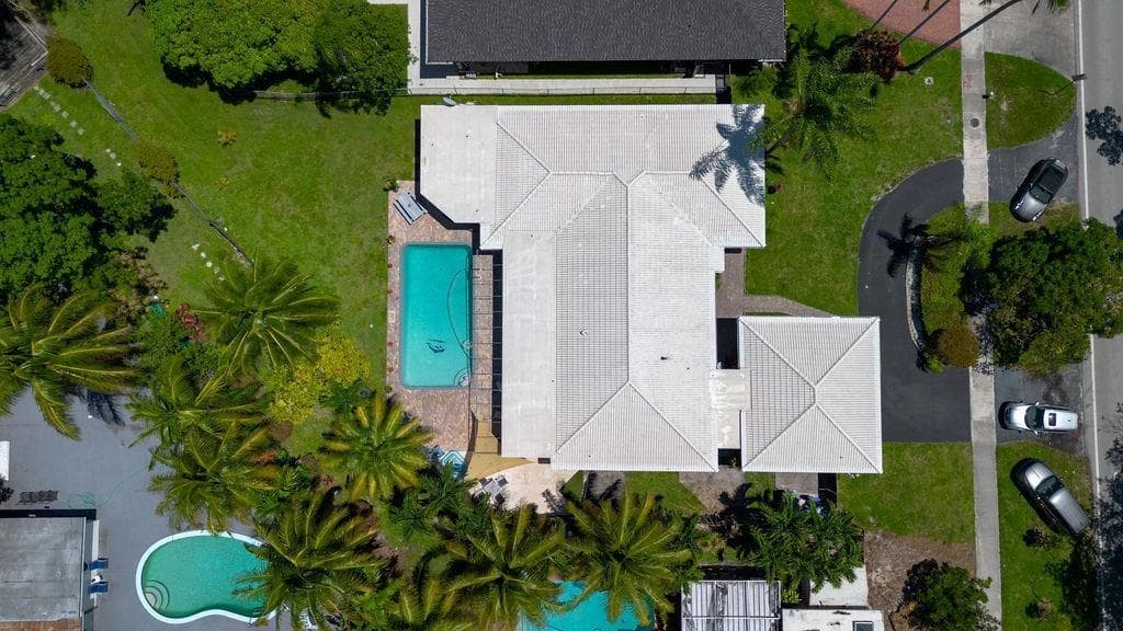 19885 NE 22nd Avenue, Miami FL 33180 photo 3