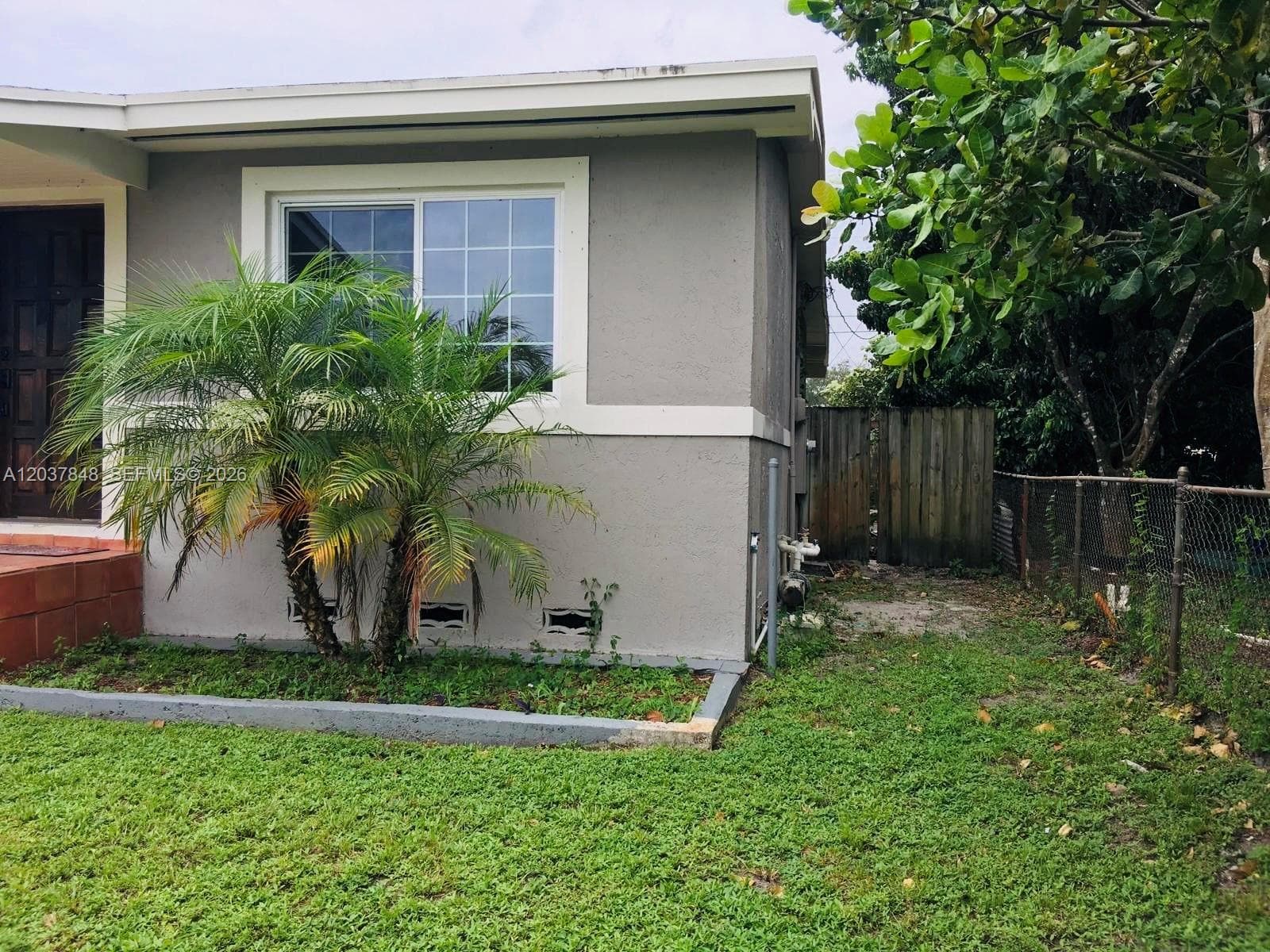 6424 Meade St, Hollywood FL 33024 photo 2