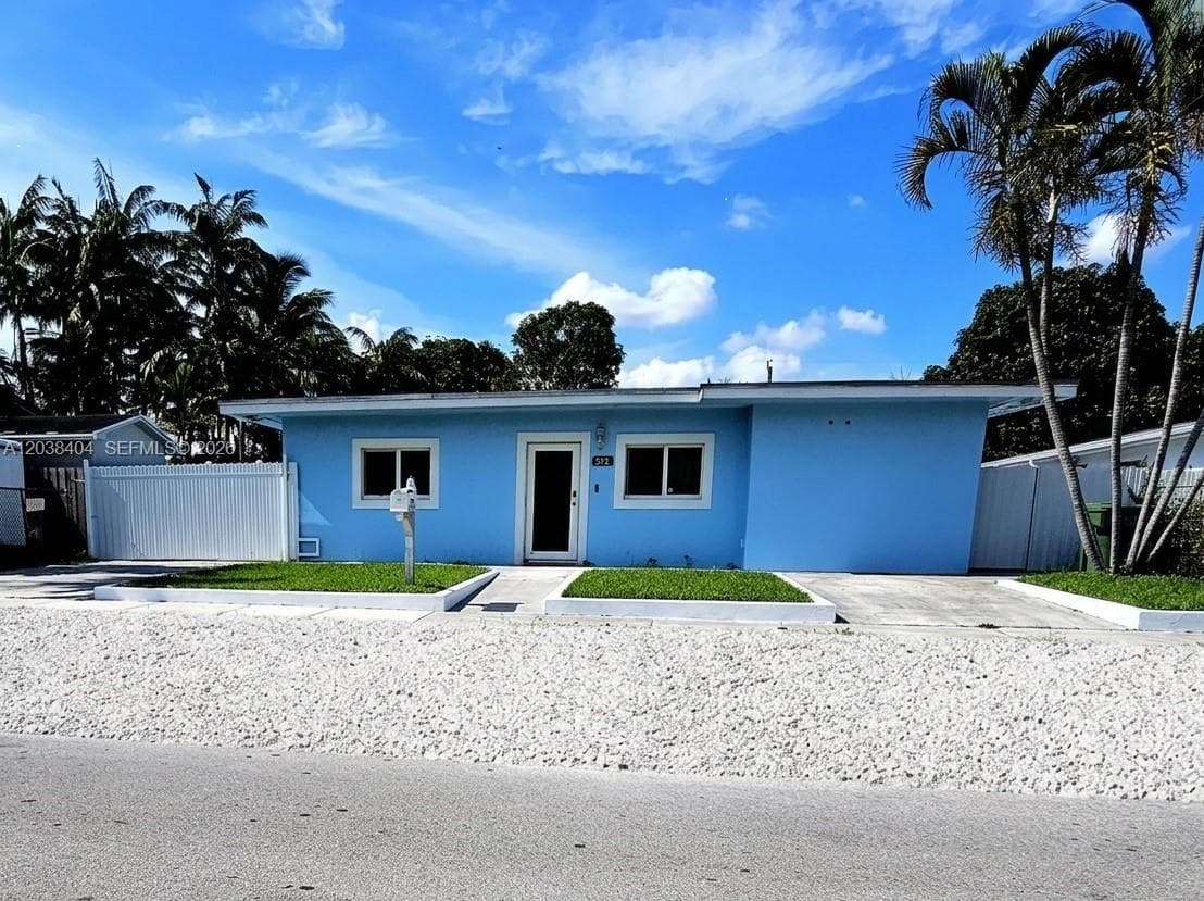 572 E 38th St, Hialeah FL 33013 photo 2