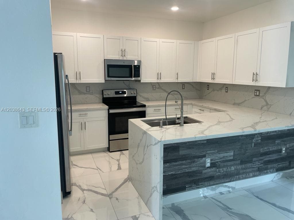 10557 W 32nd Ln, Hialeah FL 33018 photo 2