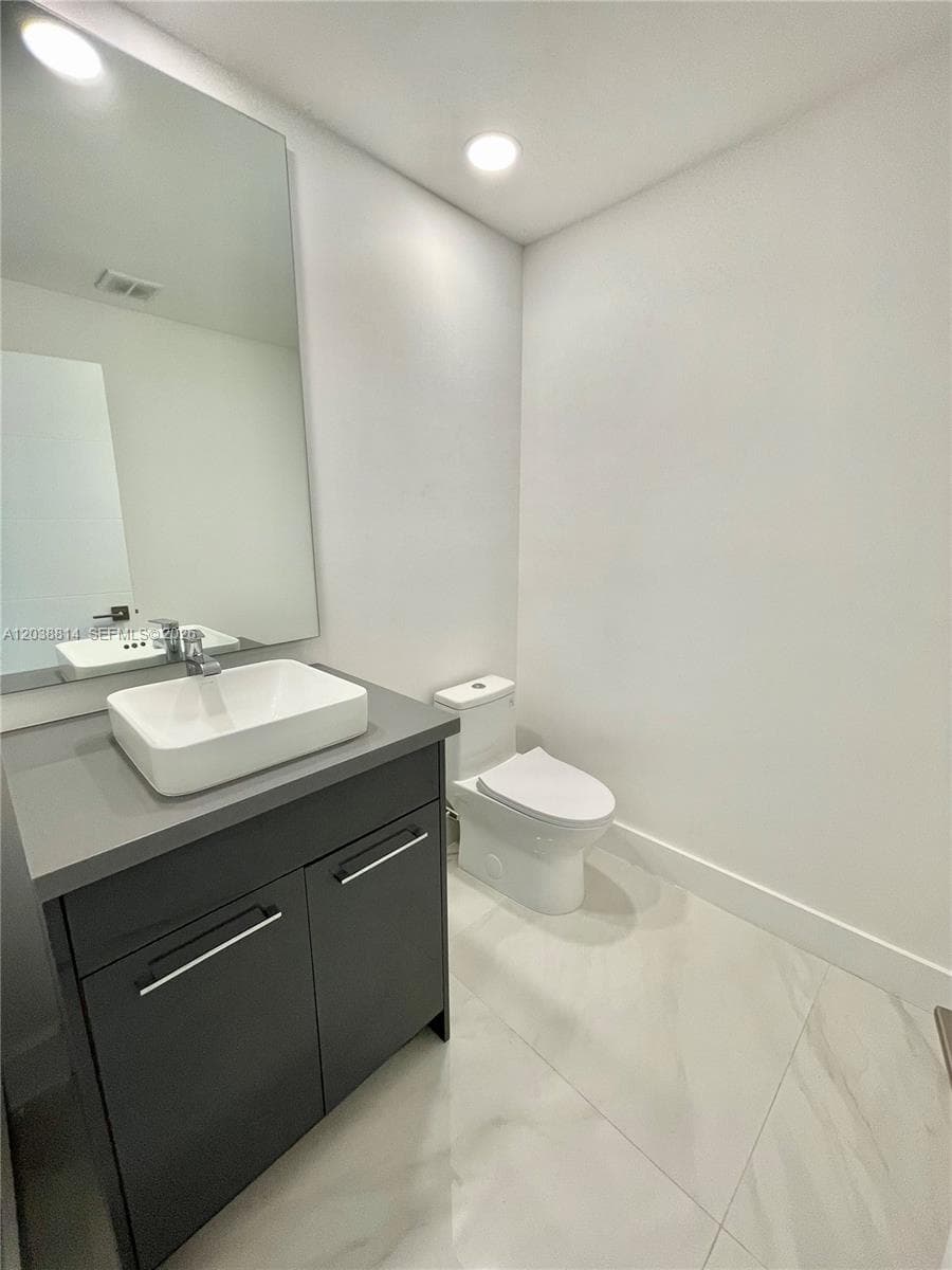 5721 Bayview Dr, Fort Lauderdale FL 33308 photo 4