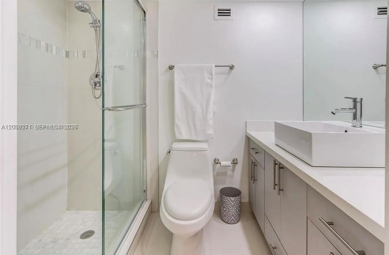 6039 Collins Ave # 401, Miami Beach, FL 33140 photo 2