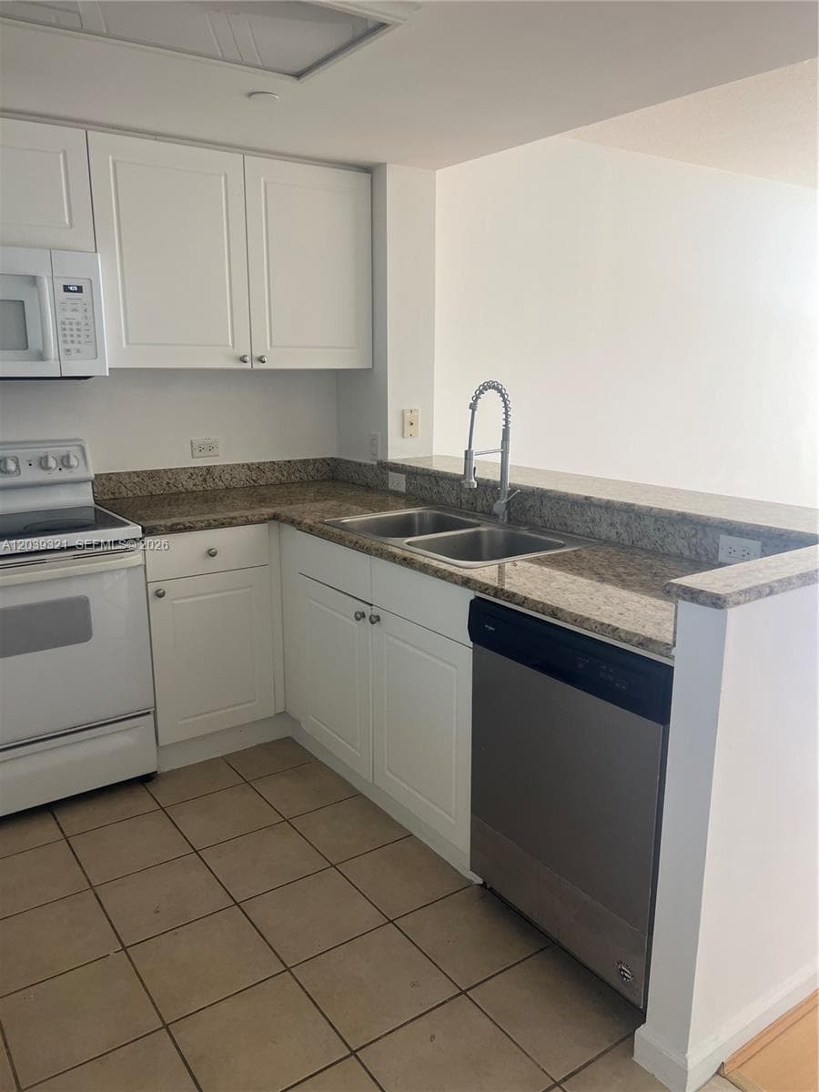 19501 W Country Club Dr # 611, Aventura FL 33180 photo 2