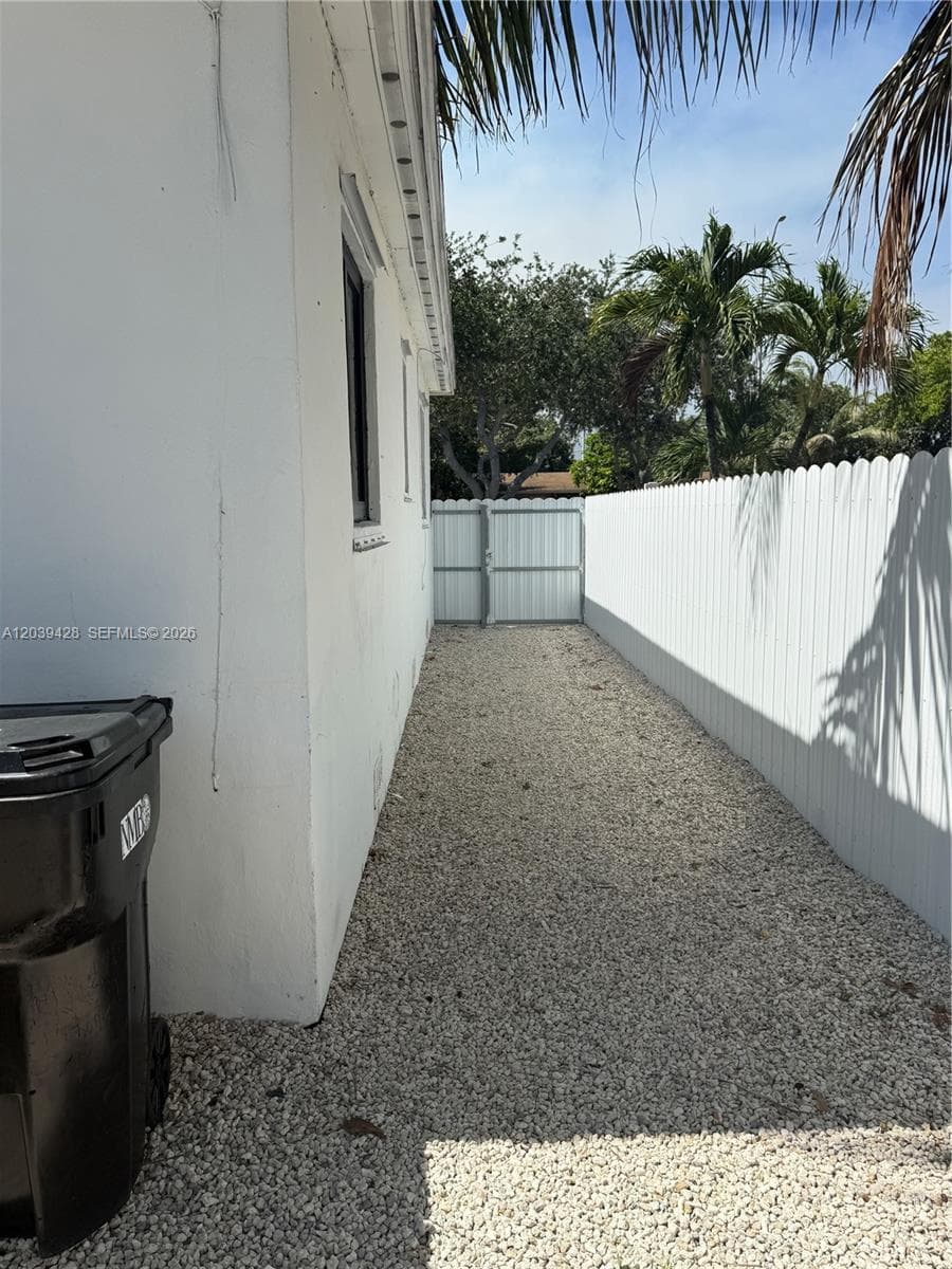 1880 NE 159th St, North Miami Beach FL 33162 photo 4