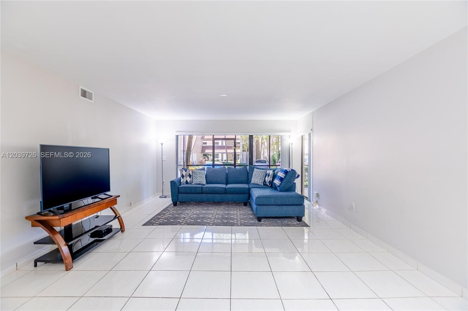 601 Ives Dairy Rd # 8, Miami FL 33179 photo 2