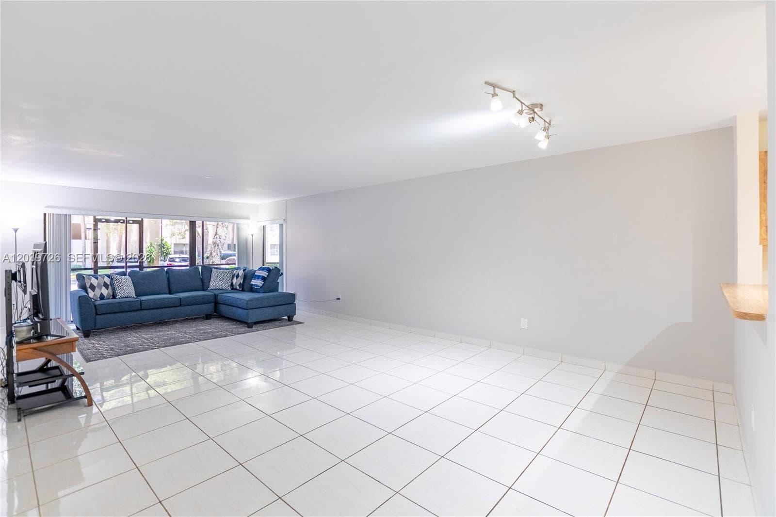 601 Ives Dairy Rd # 8, Miami FL 33179 photo 3