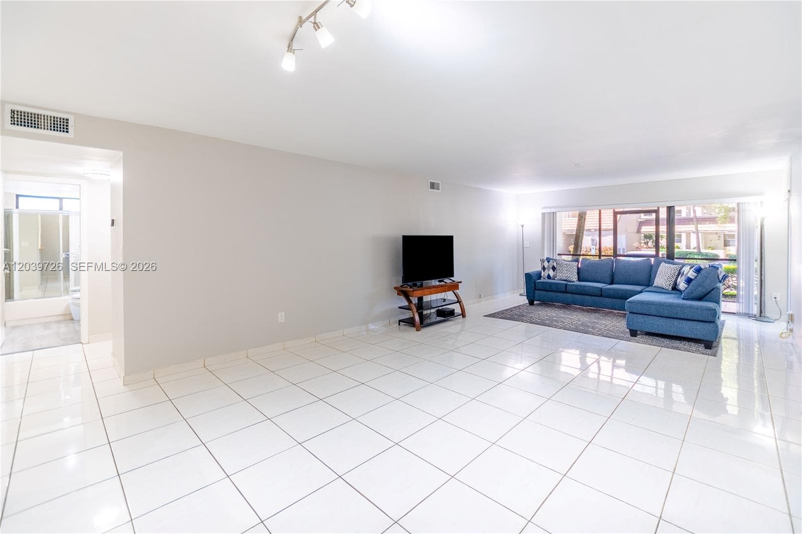 601 Ives Dairy Rd # 8, Miami FL 33179 photo 4