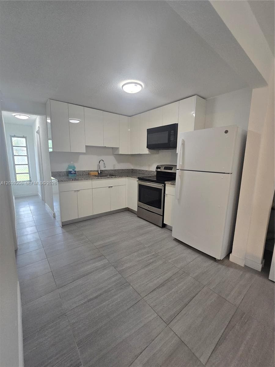237 SW 13th St # 5, Dania Beach FL 33004 photo 2