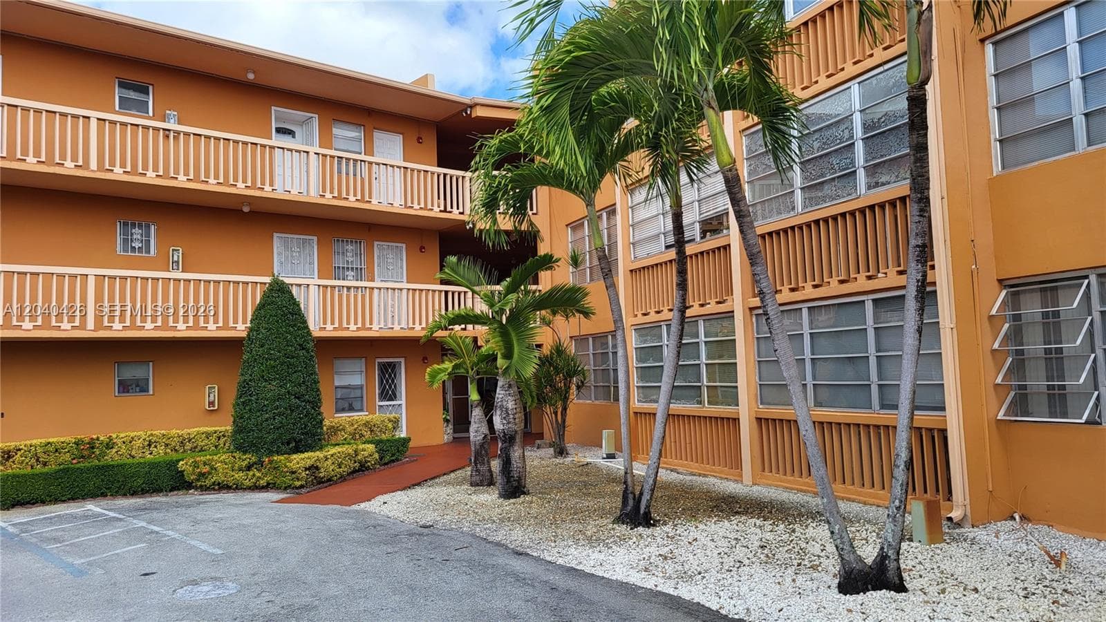 1591 NE Miami Gardens Dr # 306, Miami FL 33179 photo 3