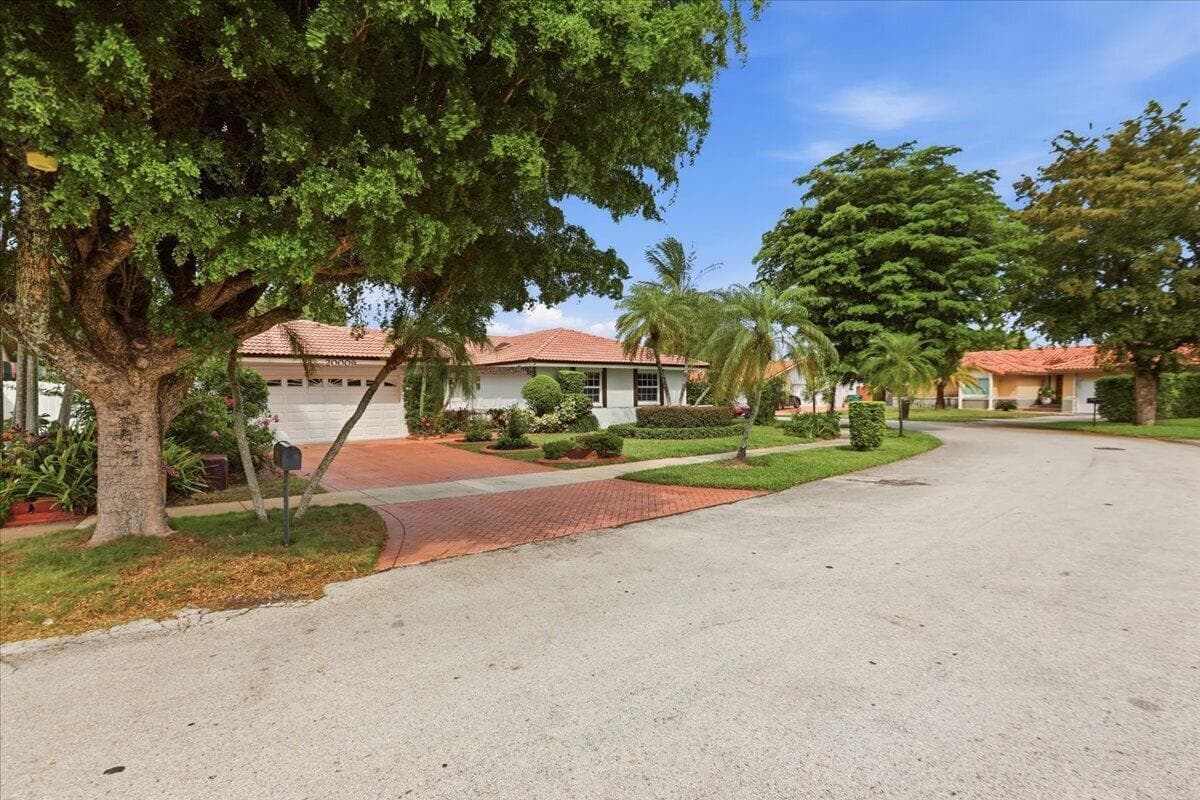 20009 NW 66th Place, Hialeah FL 33015 photo 2