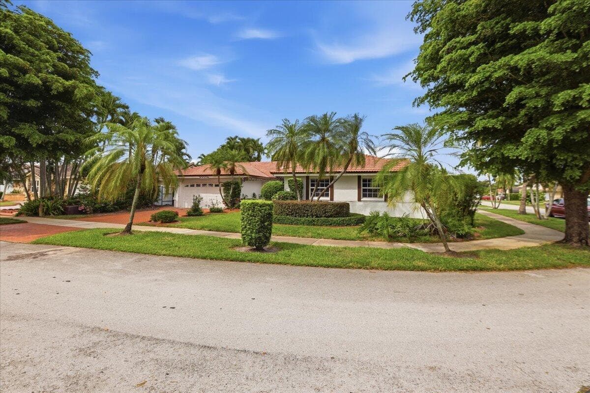 20009 NW 66th Place, Hialeah FL 33015 photo 3