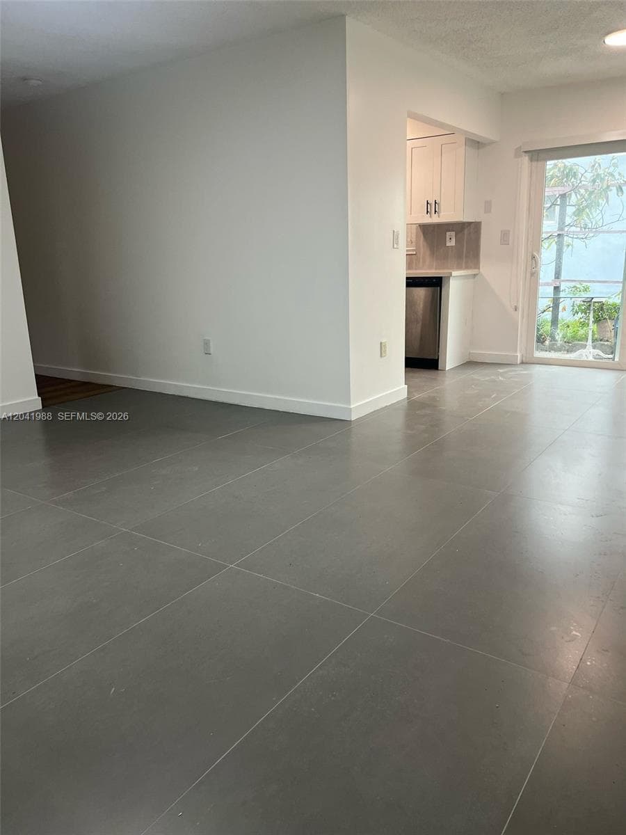 2611 NE 204th Ter, Miami FL 33180 photo 2