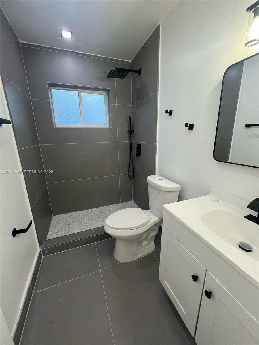 2611 NE 204th Ter, Miami FL 33180 photo 4