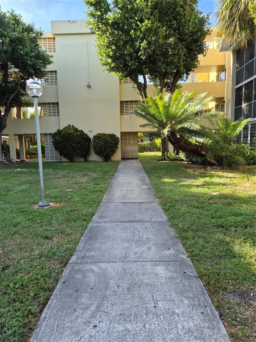 942 NE 199th St # 4G, Miami FL 33179 photo 3