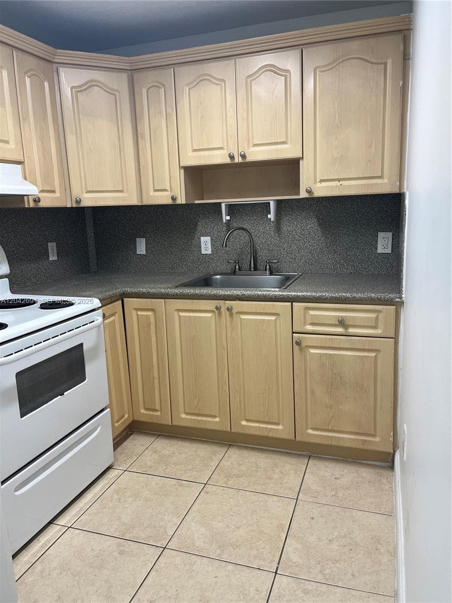 2185 NW 16th Ter # 10, Miami, FL 33125 photo 5