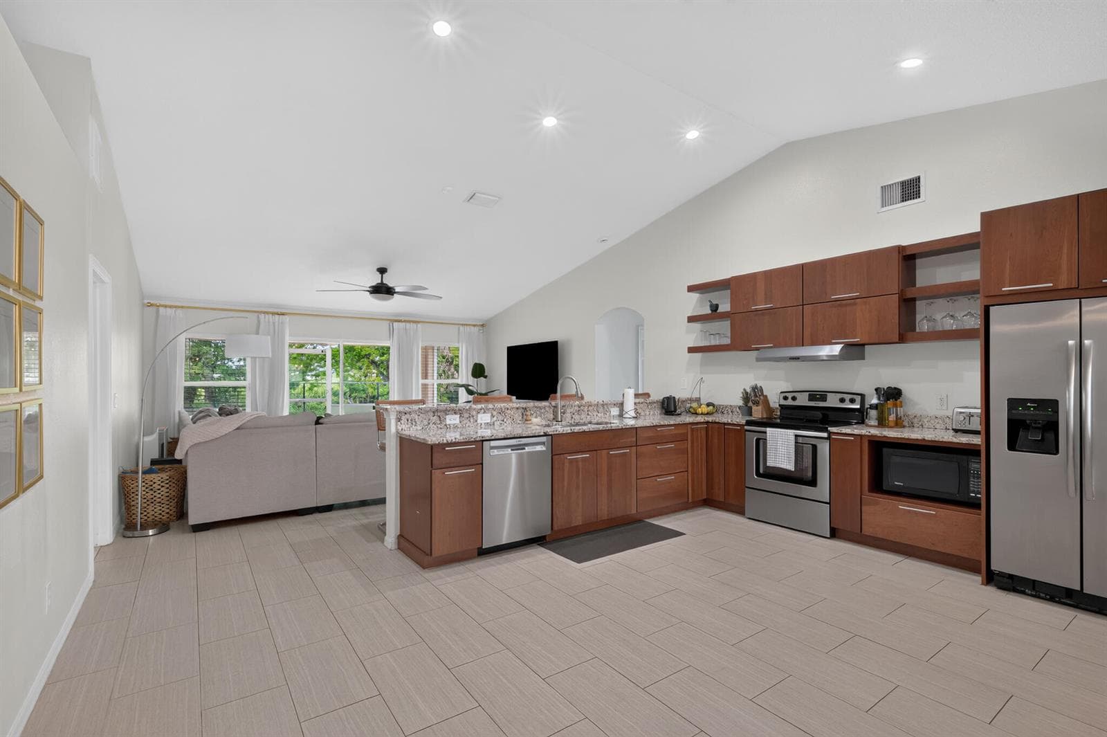 516 SE Crosspoint Drive, Port St. Lucie FL 34983 photo 4