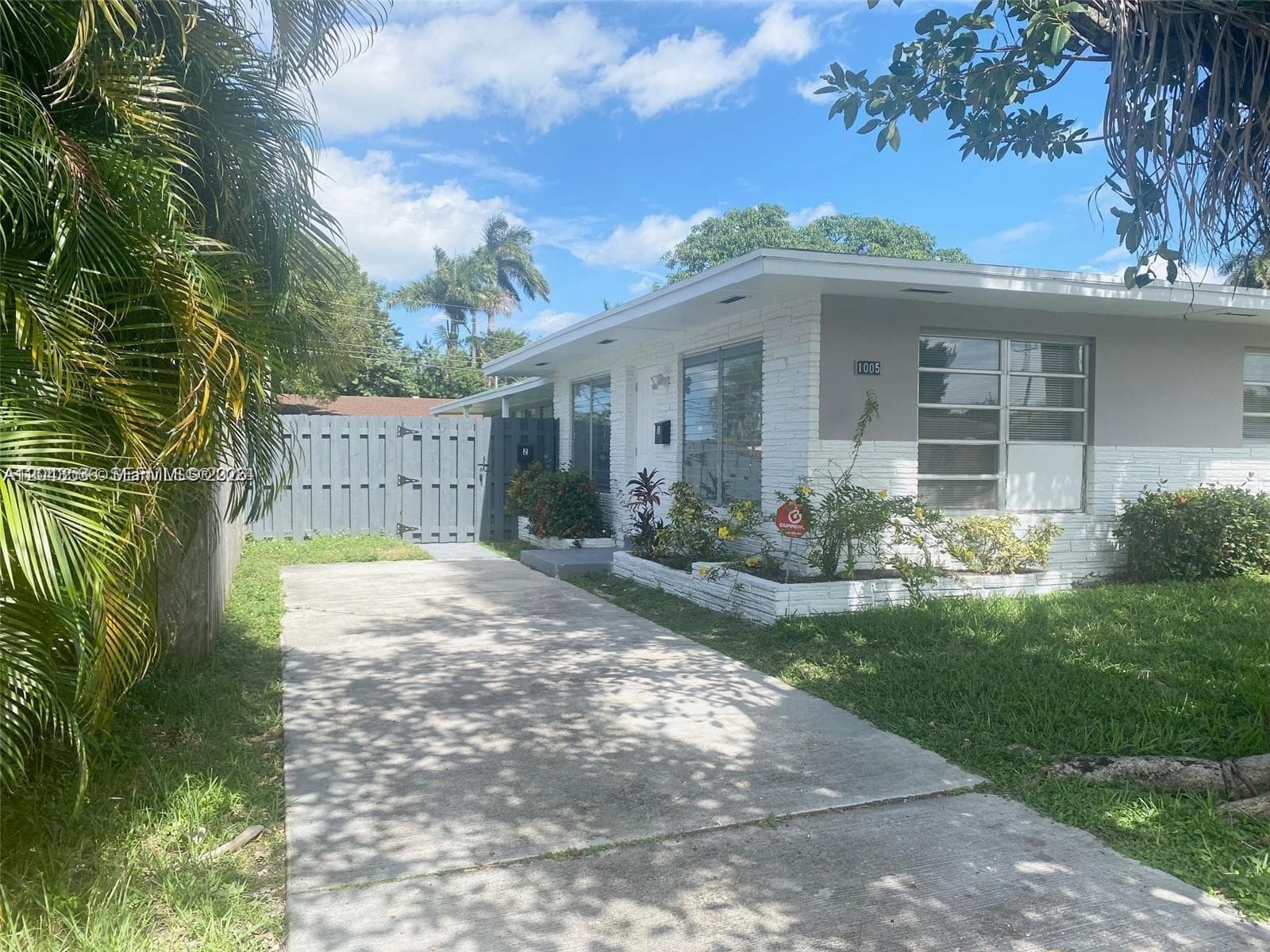 1005 NE 2nd St, Hallandale Beach FL 33009 photo 2