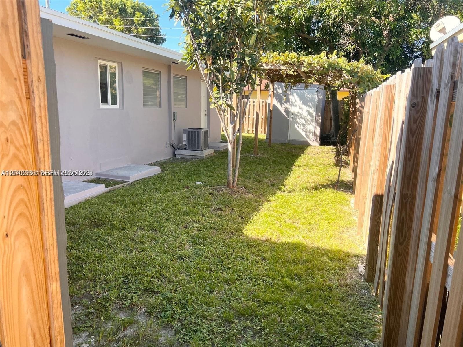 1005 NE 2nd St, Hallandale Beach FL 33009 photo 4