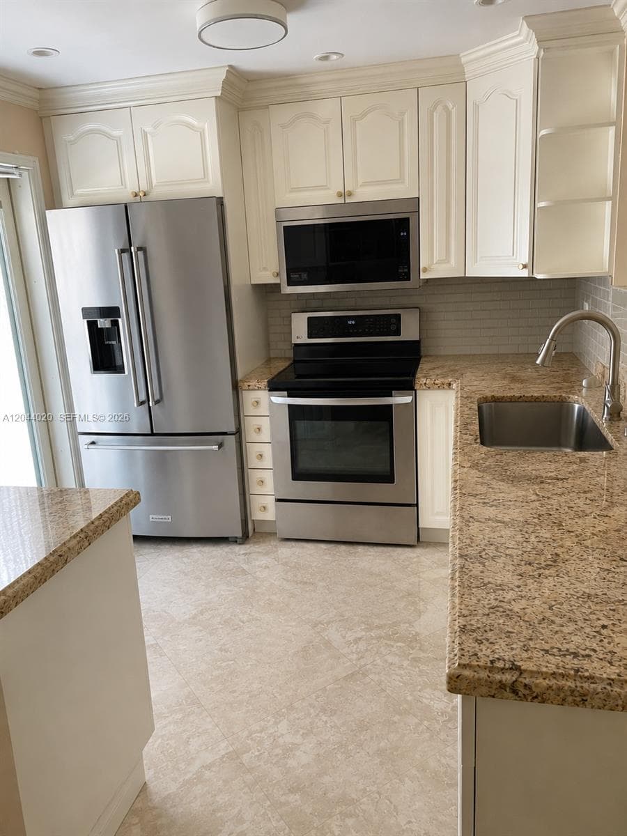 219 NE 14th Ave # 306, Hallandale Beach FL 33009