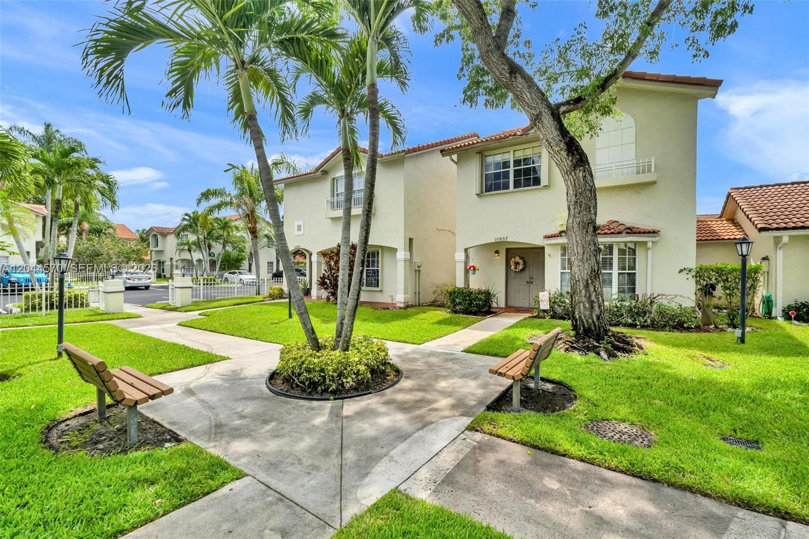 10857 NW 8th St, Pembroke Pines FL 33026 photo 2