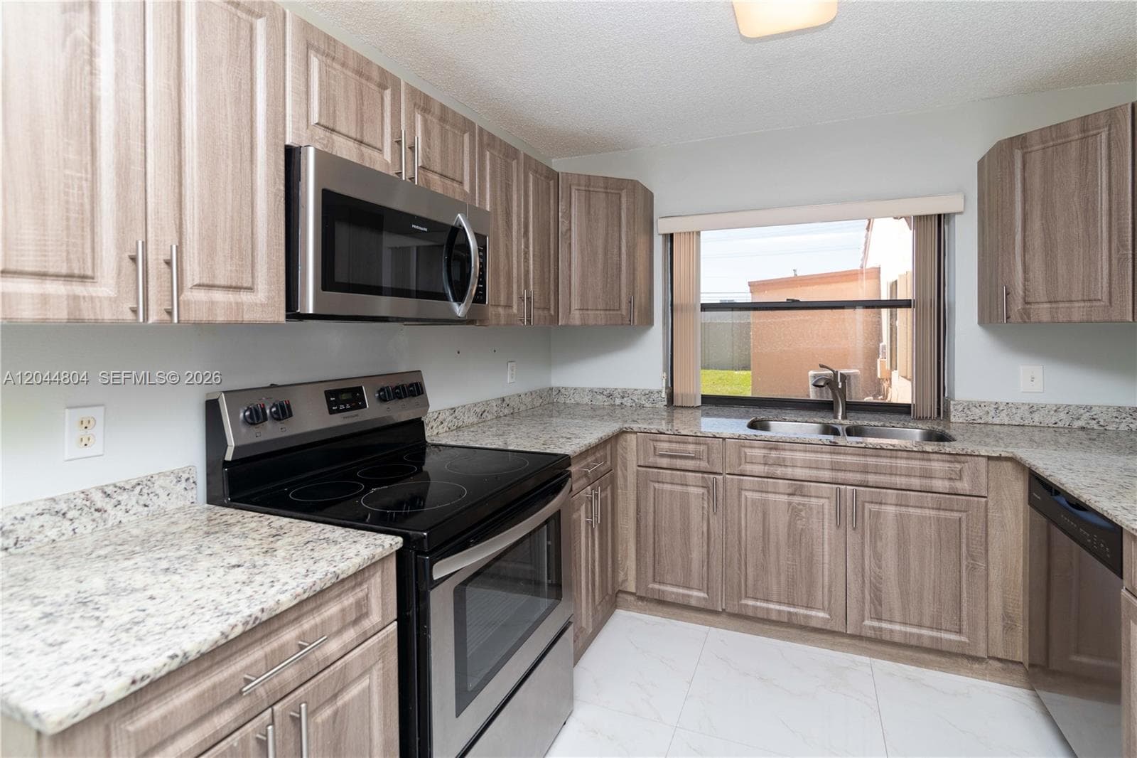 17059 NW 60th Ct, Hialeah FL 33015 photo 4