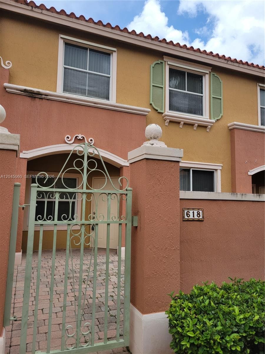 618 SW 106 AV # 1511, Pembroke Pines FL 33025