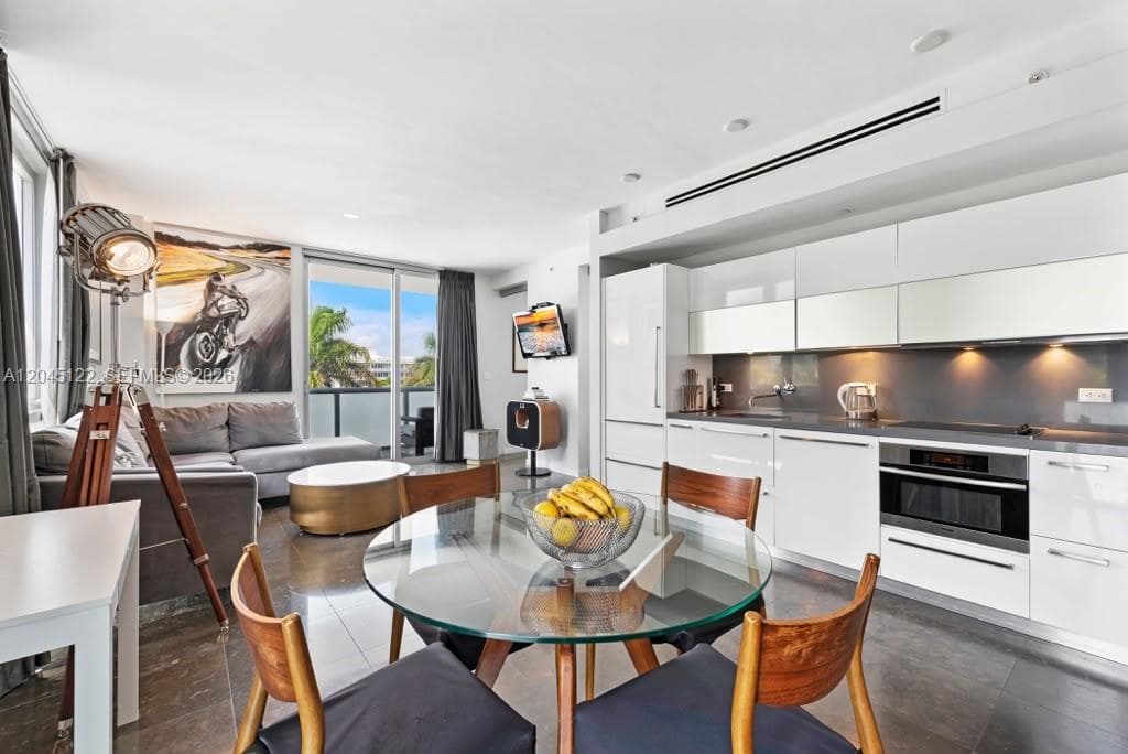 220 21st St # 401, Miami Beach FL 33139