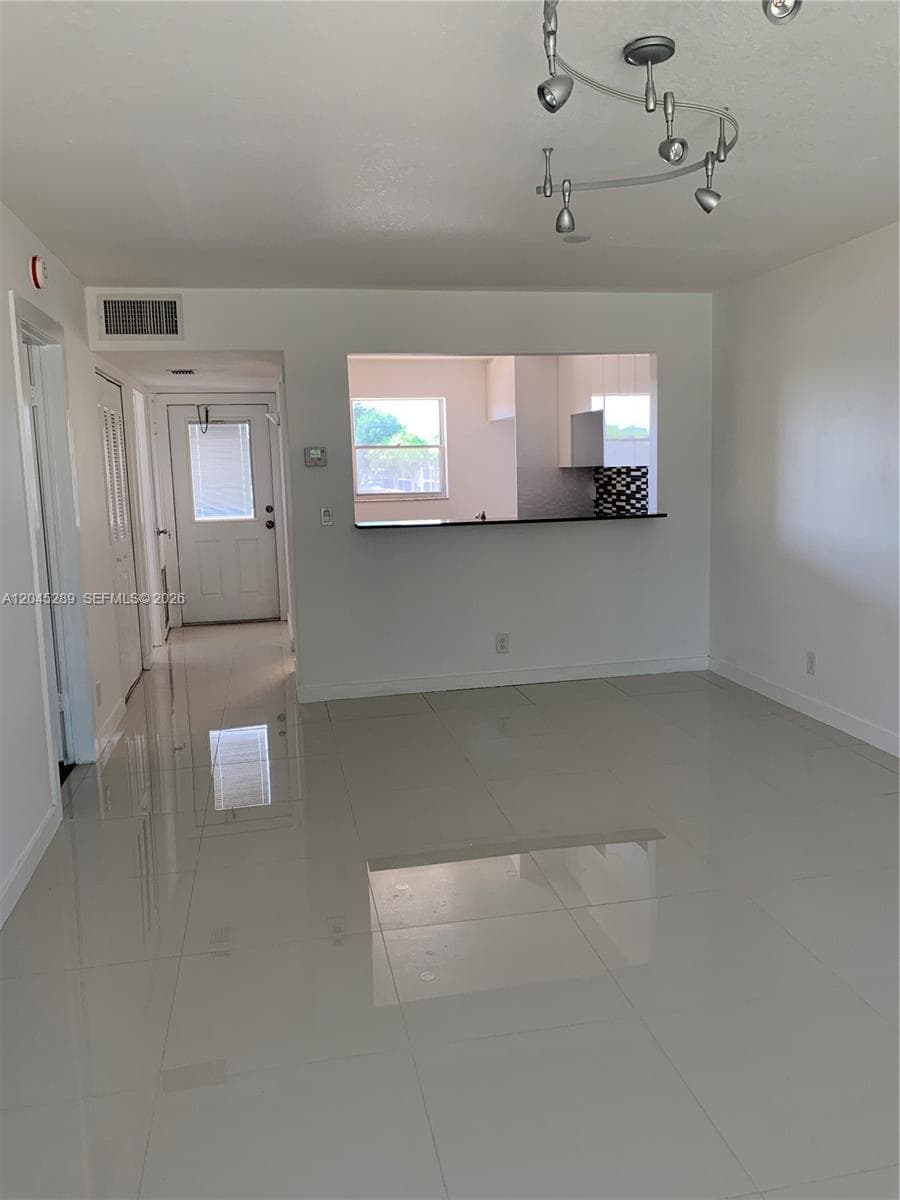 201 Berkley Rd # 204, Hollywood FL 33024 photo 3