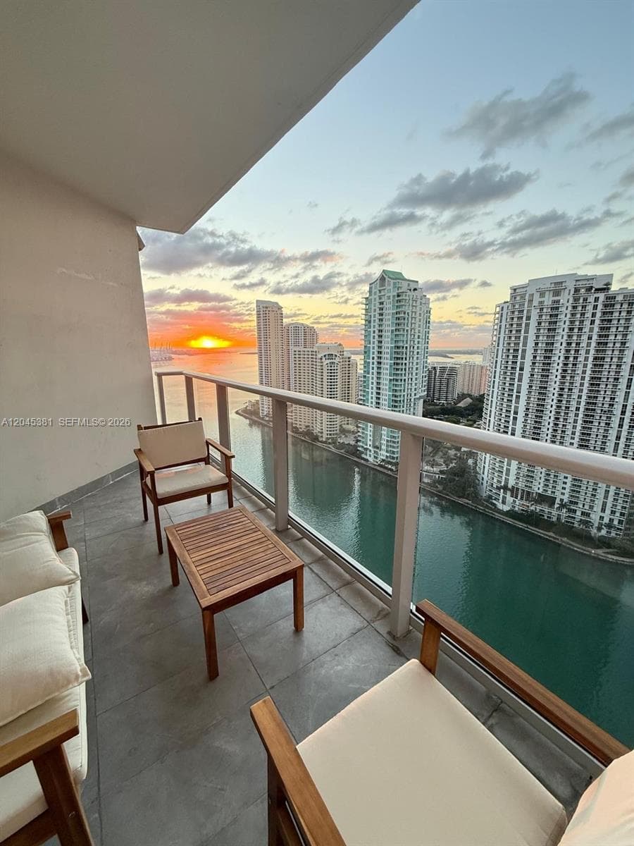 300 S Biscayne Blvd # 2806, Miami FL 33131