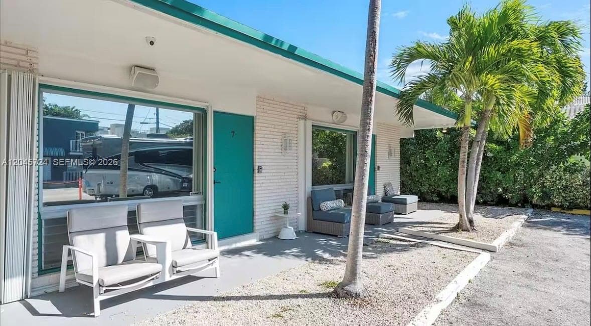 333 Palm St, Hollywood FL 33019 photo 3