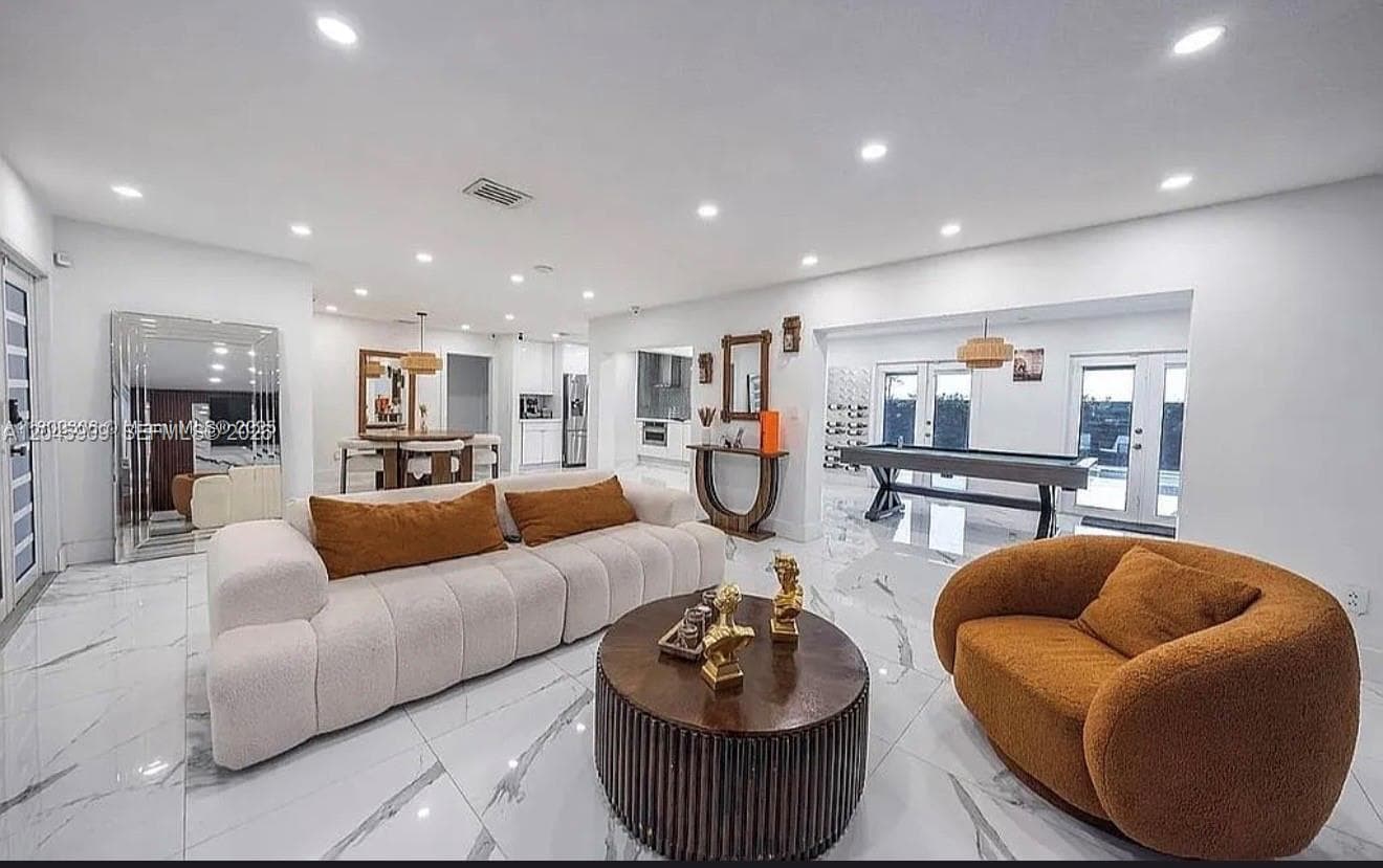 18250 NW 86th Ave, Hialeah FL 33015 photo 2