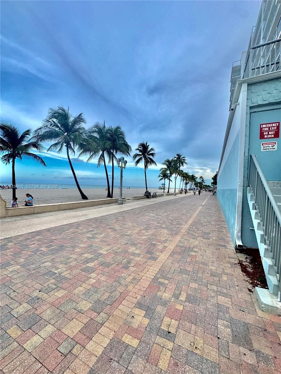 400 N Surf Rd, Hollywood FL 33019