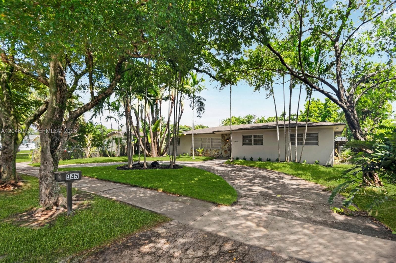 945 NE 176th St, Miami, FL 33162 photo 2