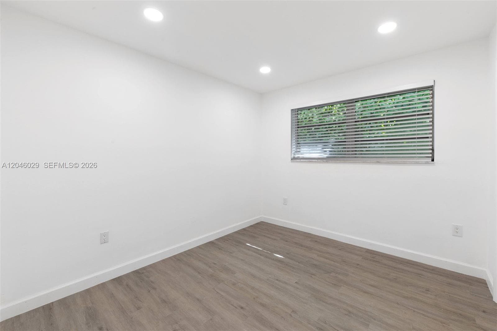 945 NE 176th St, Miami, FL 33162 photo 4